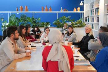 Gençlerle Oturup Kahve İçti, Sohbet Etti
