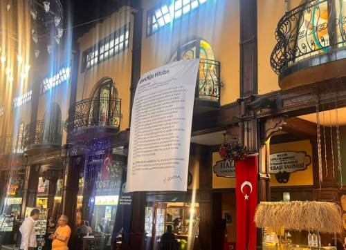 Gençliği Haller’de bu afiş karşılıyor