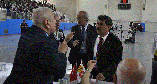 GENEL KURULDA GERGİNLİK