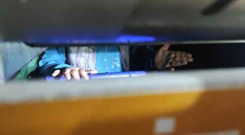 Geri dönüşüm kutusunda mahsur kaldı, çığlık atarak kurtuldu