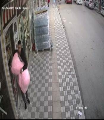 Girdiği Marketten Oyuncak Ayıyı Böyle Çaldı
