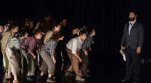 Godot’u Beklerken izleyenleri hayran bıraktı