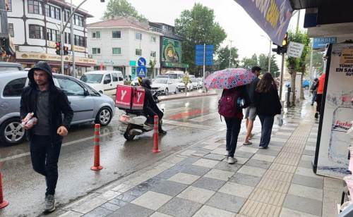 Gök gürültülü sağanak Afyon’u teslim aldı