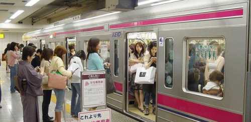 GÖKÇEK PEMBE VAGONDA ISRARCI