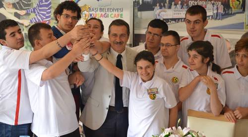 Gökkuşağı örnek olmaya devam ediyor