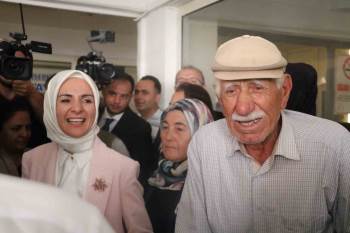 Göktaş’I Bakan Olarak İlk Defa Karşısında Görünce Gözyaşlarına Hakim Olamadı
