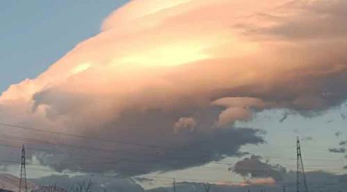 Gökyüzündeki mercek bulutu vatandaşın ilgisini çekti