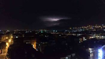 Gökyüzündeki Şimşekler Görsel Şölen Oluşturdu
