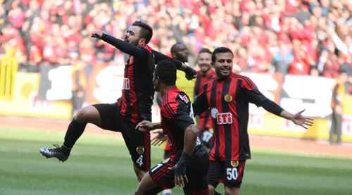 Gol atmak Es Es’in işi