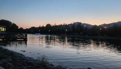 Göletli Park kamp sandalyeleriyle keyifli bir alan sunuyor