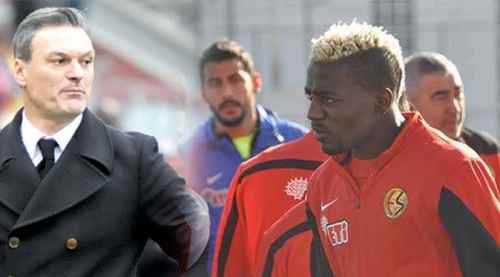 Golleriyle cevap verdi