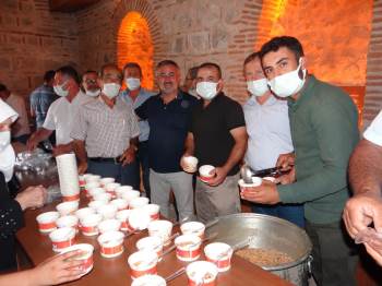 Gölpazarı’Nda Muhtarlar Derneği Aşure İkram Etti
