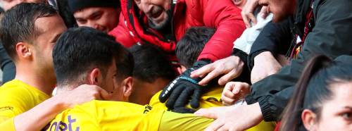 Golü attılar taraftara koştular