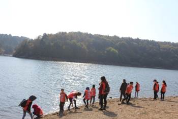 Gönüllü Minik Çevreciler Küçükelmalı Mesire Alanını Baştan Aşağı Temizledi
