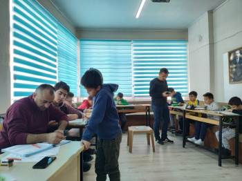 Gönüllü Öğretmenlerden Ücretsiz Eğitim Desteği
