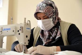 Gönüllü Usta Öğretici Ve Kursiyerler Makine Başında
