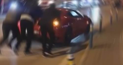 Gören hemen fotoğrafını çekti: 20 milyonluk araba yolda kaldı!