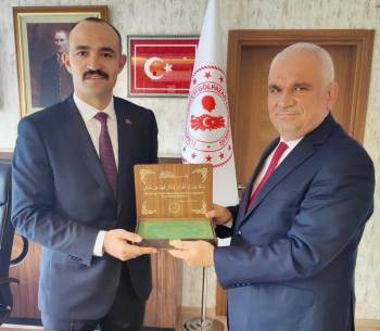 Göreve Yeni Başlayan Kaymakama Kur‘An-I Kerim Hediye Etti
