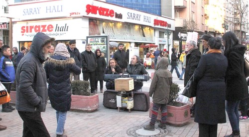 Görme engelli çift geçimini böyle sağlıyor