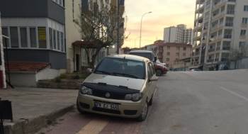 Görme Engelli Yolu Üstene Park Etmiş Araç Sürücülerine Ateş Püskürdüler
