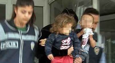 Görüntülenmemek için yüzünü çocuklarıyla kapattı