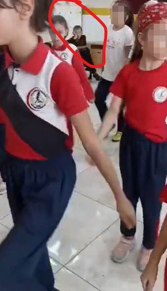 Gösteri Gurubundan Öğretmeni Tarafından Çıkarılan Çocuğun Provalarda Da Dışlandığı Görüntüler Yine Yürekleri Sızlattı

