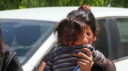 Gözaltına alınan kadın yüzünü böyle gizledi!