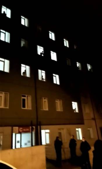 Gözlem Altındaki İşçilerden Alkış Yağmuru
