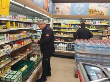 Gümüşova zabıtası, market denetimlerine devam ediyor