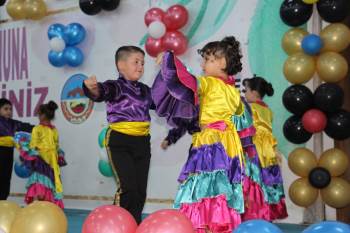 Gündüz Çocuk Bakımevi’Nde Eğitim Gören Minikler Ayakta Alkışlandı
