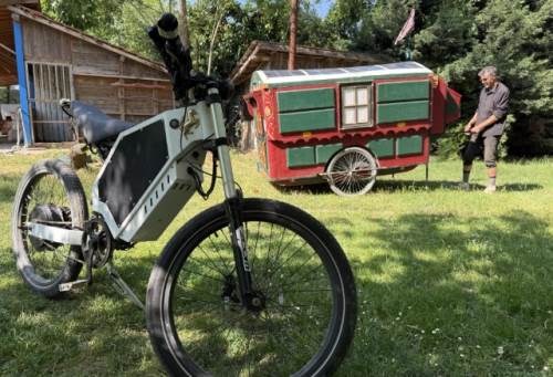 Güneş panelli karavanıyla dünyayı keşfe çıktı