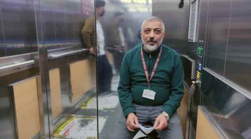 Günün 9 saatini 2 metrekarelik asansörde geçiriyor!