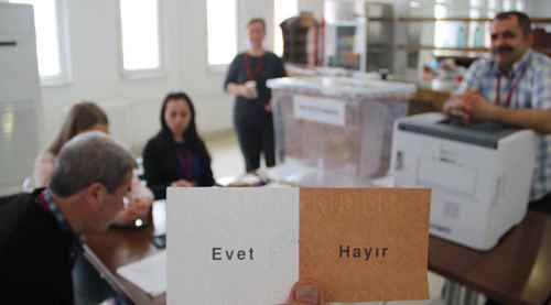 Gurbetçi vatandaşlar oy kullanmaya başladı