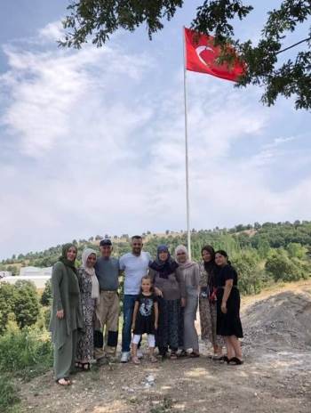 Gurbetçiden Köyüne Dev Türk Bayrağı
