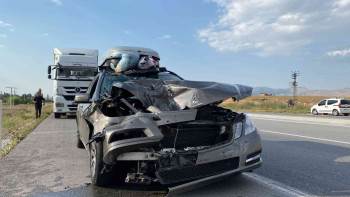 Gurbetçinin Kullandığı Otomobil Tıra Çarptı, Lüks Otomobil Hurdaya Döndü
