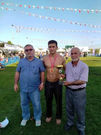 Güreşçi Kahraman, Deste Boyda Birinci Oldu
