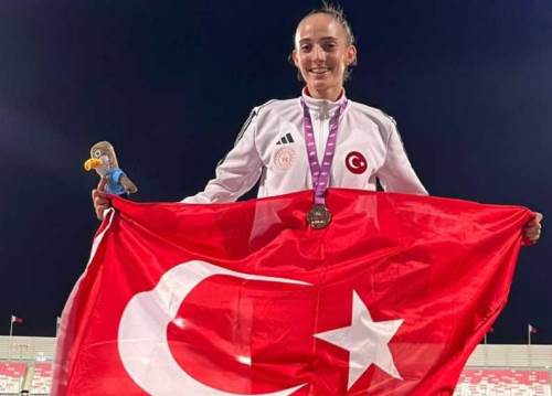 Gürhan Albayrak Türkiye rekoru kıran Eskişehirli sporcuyu kutladı