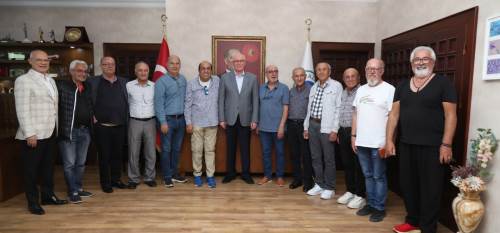 Hababam Sınıfı’nın oyuncuları Kazım Kurt’u ziyaret etti