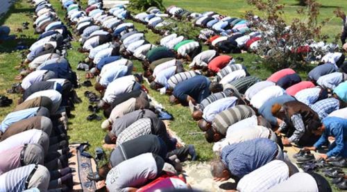 Haberi alan şükür namazı kıldı!