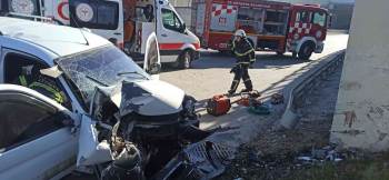 Hafif Ticari Araç Bariyerlere Çarptı: 2 Yaralı
