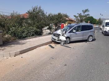 Hafif Ticari Araç İle Otomobil Çarpıştı, 4 Kişi Yaralandı
