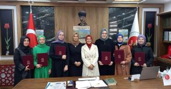 Hafız Kızlara Belgeleri Teslim Edildi
