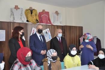 Hafızlık Kursu Öğrencileri İçin Hediye Kıyafet Diktiler
