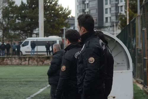 Hakem ekstra polis istedi