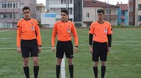 Hakem maçı tatil edeceğine kaldığı yerden devam ettirdi