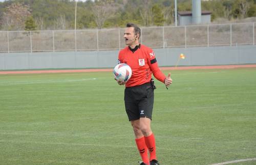 Hakem maçın önüne geçti