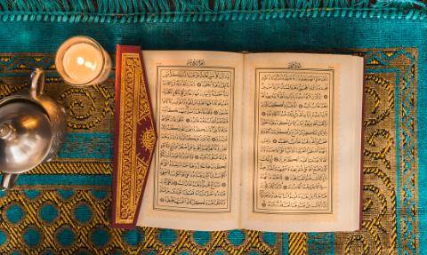 Hakka Suresi Okunuşu - Hakka Suresi Anlamı, Tefsiri, Türkçe ve Arapça Yazılışı (Diyanet Meali & Dinle)