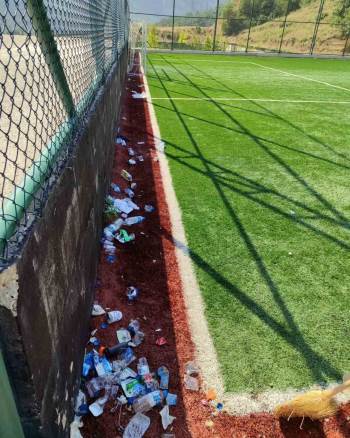 Halı Saha İçerisine Bırakılan Çöpler Temizlendi
