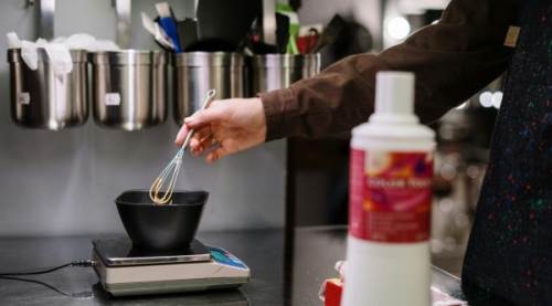 Halıdan Saç Boyası Lekesi Nasıl Çıkarılır? Kesin Çözümler ve Pratik Yöntemler 