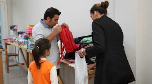 Halk Market'te 250 çocuğa kırtasiye yardımı